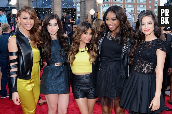 As meninas Fifth Harmony, além de participarem de "Faking It", estão divulgando o álbum "Reflection"