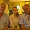 O diretor Stephen Daldry, a atriz Rooney Mara e o veterano Martin Sheen no set de "Trash"