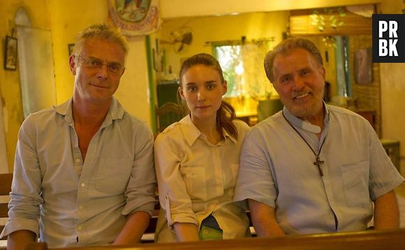 O diretor Stephen Daldry, a atriz Rooney Mara e o veterano Martin Sheen no set de "Trash"