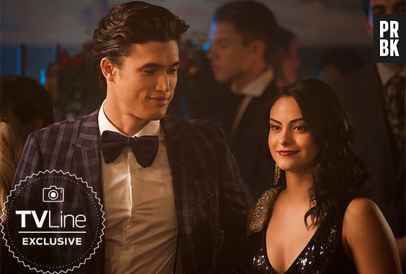 Em "Riverdale", Veronica (Camila Mendes) e Reggie (Ross Butler) dão o primeiro beijão!