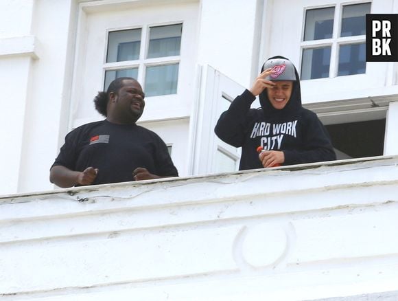 Justin Bieber fugiu dos paparizzi no aeroporto do Rio e já está no Copacabana Palace, na Zona Sul carioca!