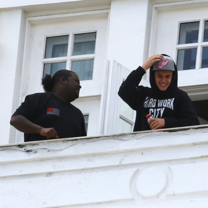 O ídolo teen Justin Bieber apareceu na sacada do Copacabana Palace, no Rio