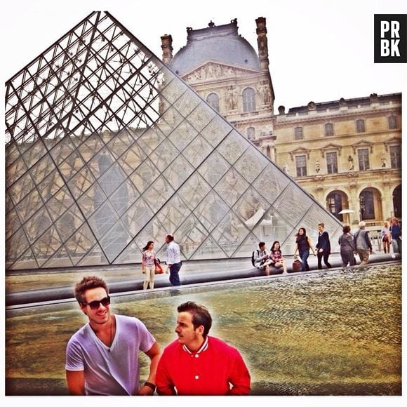 Raphael Sumar e um amigo posam ao lado do Museu do Louvre, na França