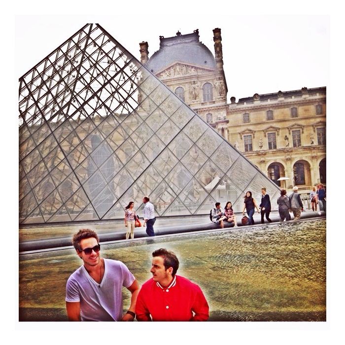  Raphael Sumar e um amigo posam ao lado do&amp;nbsp;Museu do Louvre, na Fran&amp;ccedil;a 