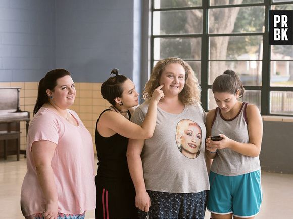 Em "Dumplin'", Dumplin (Danielle Macdonald) é uma jovem que não liga muito para aparência ao mesmo tempo que é filha de um ex-miss