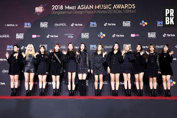 LOONA, ou algo parecido com Garota do Mês em tradução, tem 12 integrantes e levou mais de um ano para debutar