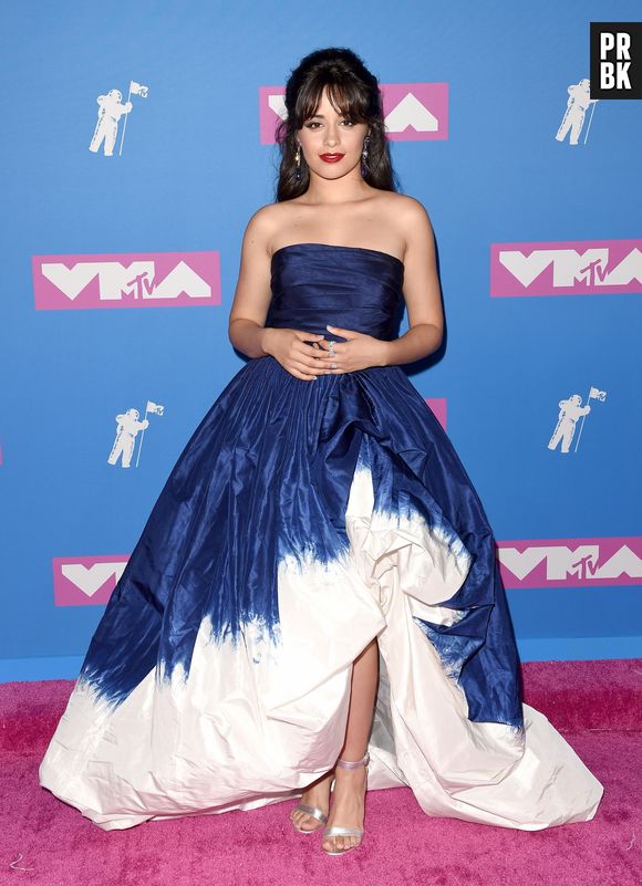 Lindão esse vestido da Camila Cabello, não?!