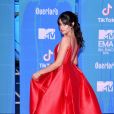 Camila Cabello arrasou no look vermelhão para passar pelo EMA