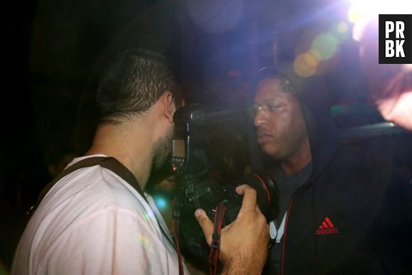 Justin Bieber deixou o prostíbulo, na Zona Sul do Rio, protegido por seus seguranças e coberto por um lençol branco