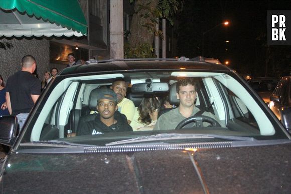 O astro teen Justin Bieber visitou um protíbulo na Zona Sul do Rio, nesta sexta-feira (1º), acompanhado de sua segurança