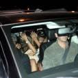 O cantor Justin Bieber deixou o prostíbulo que visitou na noite desta sexta-feira (1º) coberto por um lençol branco e acompanhado por duas mulheres