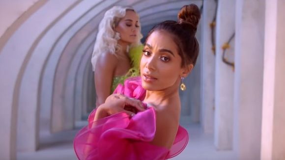 Sofia Reyes, Anitta e Rita Ora estão maravilhosas no videoclipe de "R.I.P."