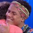 "BBB19": Danrley abraça Tiago Leifert após ser eliminado