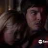 Em "Pretty Little Liars", Hanna (Ashley Benson) se protege nos braços de Caleb (Tyler Blackburn)