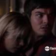  Em "Pretty Little Liars", Hanna (Ashley Benson) se protege nos bra&ccedil;os de Caleb (Tyler Blackburn) 