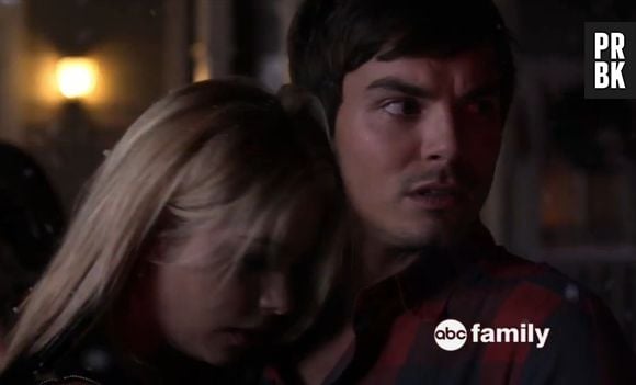 Em "Pretty Little Liars", Hanna (Ashley Benson) se protege nos braços de Caleb (Tyler Blackburn)