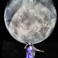 "Sweetener World Tour": quem brilha mais, Ariana Grande ou a Lua?