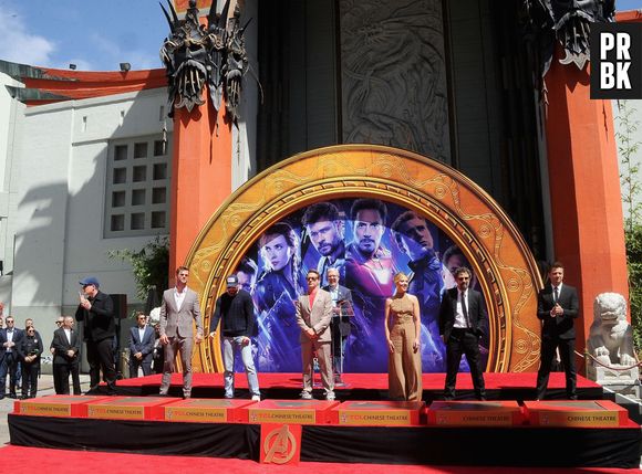 Elenco de "Vingadores" agora tem suas mãos na Calçada da Fama de Hollywood