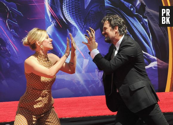 Confira os atores de "Vingadores" eternizando suas mãos na Calçada da Fama