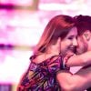 Na ocasião, Luan Santana deu um beijão na fã em seu palco