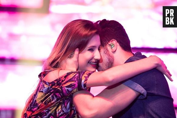 Na ocasião, Luan Santana deu um beijão na fã em seu palco