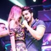 Além de se beijarem, Luan Santana e a loira misteriosa dançaram coladinho