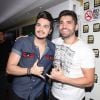 Em uma foto dos bastidores do show de Luan Santana, a loira aparece sentada ao fundo. Os dois teriam chegado juntos ao local da apresentação, no Rio de Janeiro