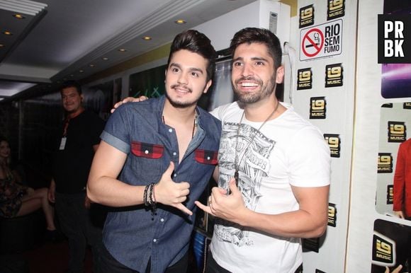 Em uma foto dos bastidores do show de Luan Santana, a loira aparece sentada ao fundo. Os dois teriam chegado juntos ao local da apresentação, no Rio de Janeiro