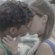 "Malhação - Toda Forma de Amar": Anjinha (Caroline Dallarosa) e Cléber (Gabriel Santana) dão o primeiro beijo