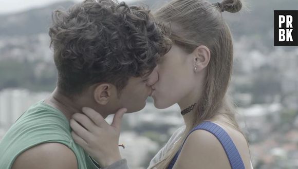 "Malhação - Toda Forma de Amar": Anjinha (Caroline Dallarosa) e Cléber (Gabriel Santana) dão o primeiro beijo