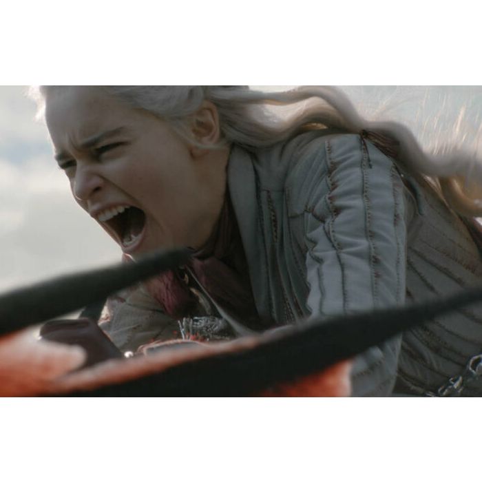Em &quot;Game of Thrones&quot;, Daenerys (Emilia Clarke) está ficando louca? Roteiristas falam sobre a personagem