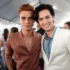 Amamos a amizade de KJ Apa e Cole Sprouse!