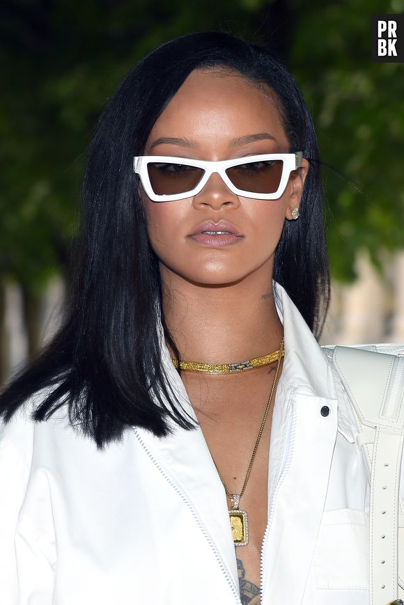 Vocês já perceberam que a Rihanna é perfeita em tudo? Portanto, seria ela deus? :o