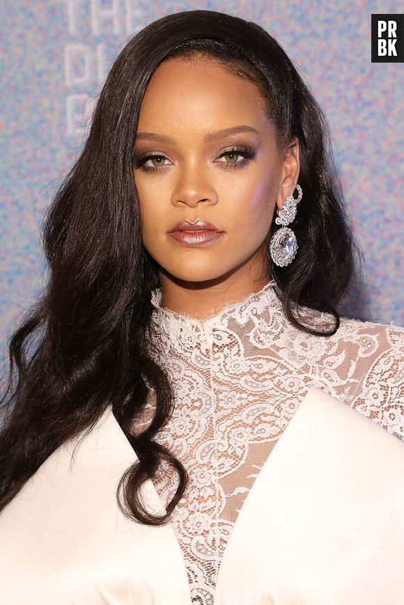 A teoria que diz que Rihanna é deus tá pegando a gente de jeito