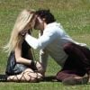 Em "Geração Brasil", Megan (Isabelle Drummond) e Arthur (Dudu Azevedo) se beijam apaixonados