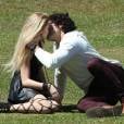  Em "Gera&ccedil;&atilde;o Brasil", Megan (Isabelle Drummond) e Arthur (Dudu Azevedo) se beijam apaixonados 