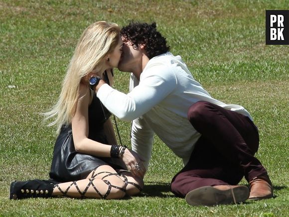 Em "Geração Brasil", Megan (Isabelle Drummond) e Arthur (Dudu Azevedo) se beijam apaixonados