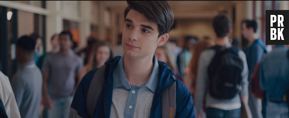 "Alex strangelove" é a história de Alex, aluno do ensino médio que entra numa jornada de autodescoberta ao conhecer o charmoso Elliot