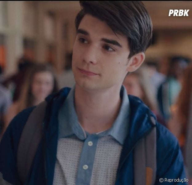 "Alex strangelove" é a história de Alex, aluno do ensino médio que entra numa jornada de autodescoberta ao conhecer o charmoso Elliot