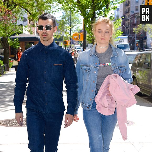 Sophie Turner aparece de surpresa no show dos Jonas Brothers para desejar feliz aniversário para Joe