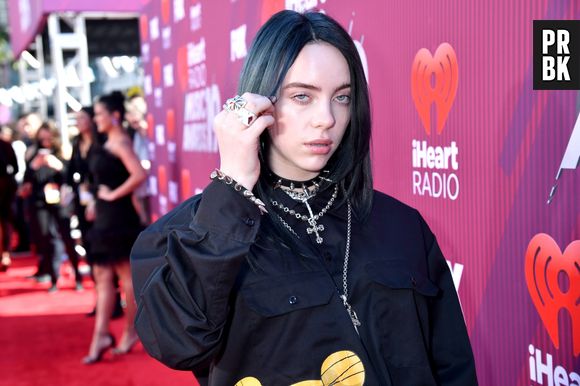 Billie Eilish fala sobre as comparações que fazem com suas roupas em relação a outras mulheres