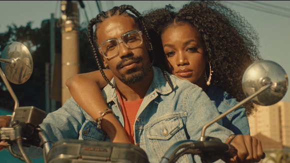 A IZA tá toda apaixonada no clipe de "Meu Talismã"! Assista