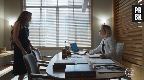 Meg (Giulia Bertolli) descobre que está grávida após exame com Lígia (Paloma Duarte) em "Malhação"