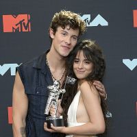 "Easy", a nova música da Camila Cabello, é uma carta de amor para Shawn Mendes e nós vamos provar