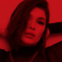 Lary surge sensual no clipe em preto e branco de "Aborta a Missão"