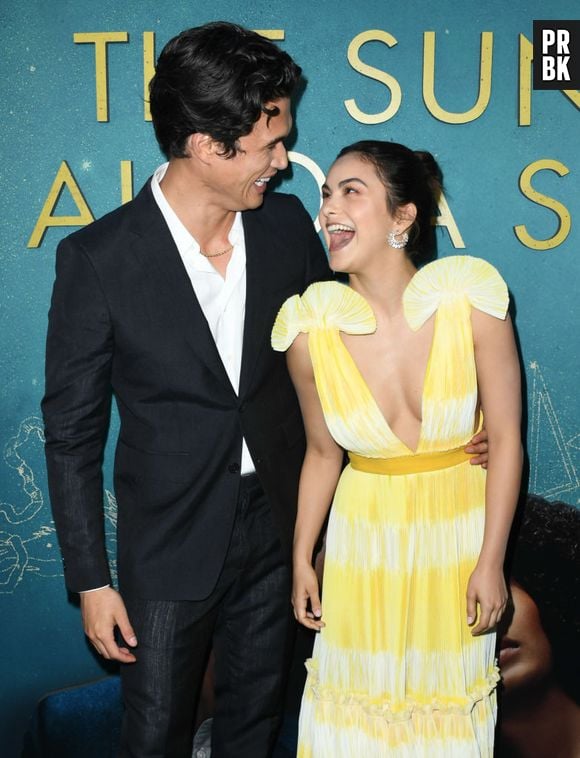 Não tem problema nenhum Camila Mendes e Charles Melton darem um tempo em seu namoro para focar em outras coisas