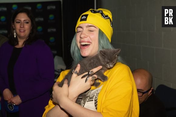 Billie Eilish diz que não se importa com o que os outros pensam sobre seu corpo, mas não se sente confortável consigo mesma