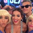  Bruna Marquezine dividiu uma selfie caprichada ao lado da galera do programa "Amor &amp; Sexo" 