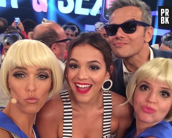 Bruna Marquezine dividiu uma selfie caprichada ao lado da galera do programa "Amor & Sexo"