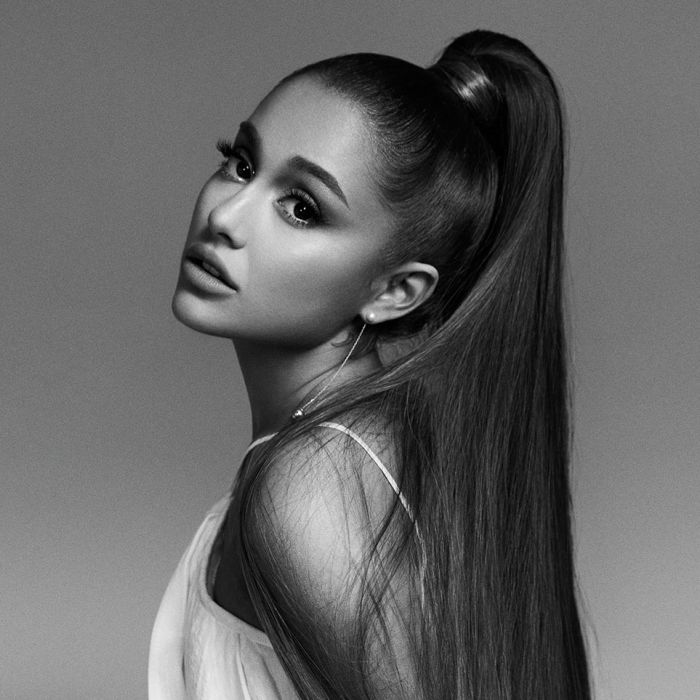 Ariana Grande está com o cabelo natural em nova foto do Instagram